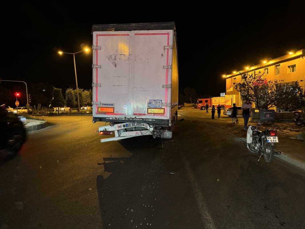 Otomobil TIR’a arkadan çarptı: 2 ölü, 3 ağır yaralı 5